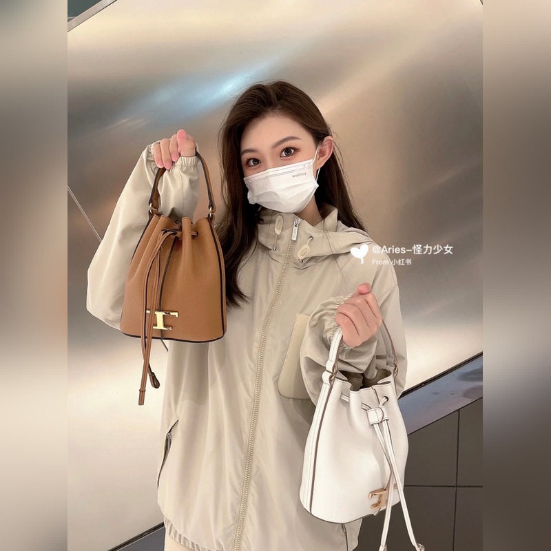 小號 TOD’S 托德斯 水桶包 進口小牛皮，小荔枝紋皮質細膩柔軟，配有手一條