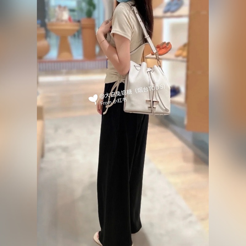 小號 TOD’S 托德斯 水桶包 進口小牛皮，小荔枝紋皮質細膩柔軟，配有手一條