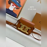 TOD’S 迷你皮革斜挎包，本款迷你斜挎包以雅緻細膩的牛皮革制成，配以大五金裝飾