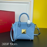 Valentino Garavani 小號ONE STUD 羊皮手袋，正面配有超