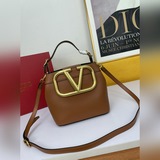 Valentino Garavani SuerVee 小牛皮手提包，裝飾超大 V