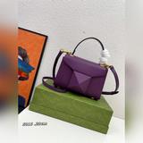 、valentino ONE DTUD迷你羊皮手袋，正面采用超大包皮鉚釘開合，得