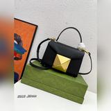、valentino ONE DTUD迷你羊皮手袋，正面采用超大包皮鉚釘開合，得