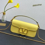 全新valentino* Garavani #Loco 手袋，為你點亮新年造型靈
