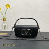 小號Garavani MINI LOCò小牛皮手袋，金屬VLogo Signa