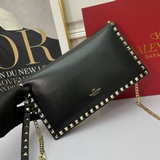 大號 Valentino Garavani Rockstud 采用進口牛皮手拿包