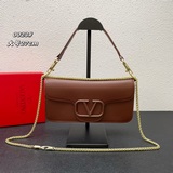 配盒子 彩扣全新valentino* Garavani #Loco 手袋，為你