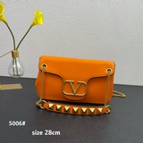 Garavani Stud Sign 牛皮革肩背包，裝飾金屬質感 VLogo S
