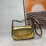 小號VLOGO CHAIN小號小牛皮手袋， 金屬鍊條配有Vlogo Signa