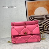 大號  Valentino Garavani Roman Stud 超大鉚釘中號