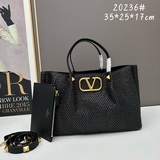 valentino*春夏托特包系列～托特包采用天然拉菲草編織打造，交織形成的空