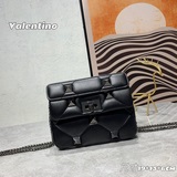 小號  Valentino 全新 Roman Stud 小號手袋，黑色皮質與同色