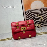 小號  Valentino 全新 Roman Stud 小號手袋，黑色皮質與同色
