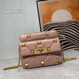 中號  爆款Valentino Garavani Roman Stud 小號納帕