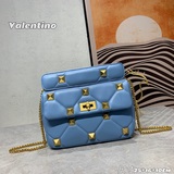 中號  爆款Valentino Garavani Roman Stud 小號納帕