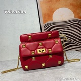 中號  爆款Valentino Garavani Roman Stud 小號納帕
