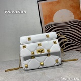 中號  爆款Valentino Garavani Roman Stud 小號納帕