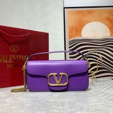 大號 Valentino2023早春系列# 經典包袋升級，占據街頭焦點。标志性