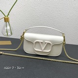 大小彩色扣新款 Locò 小牛皮手袋，裝飾彩色VLogo Signature
