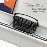 valentino Garavani V3D刺繡字母布料手袋，裝飾金屬VLogo