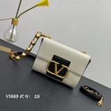 2023ssvalentino全新升級重磅優雅摩登的V LOGO标識，标志性鉚釘