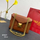 Valenti** 開春走秀新款大鉚釘鍊條包，簡約設計配上蓋頭複古黃銅效果工藝處