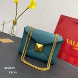 Valenti** 開春走秀新款大鉚釘鍊條包，簡約設計配上蓋頭複古黃銅效果工藝