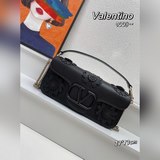 Valentino 3D花朵貼飾Loco手袋，配以VLogo Signature