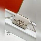 valentino* Garavani VLogoTye小號牛皮手袋，金屬質感
