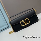 Valentino2023早春系列# 經典包袋升級，占據街頭焦點。标志性鉚釘點