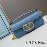 Valentino2023早春系列# 經典包袋升級，占據街頭焦點。标志性鉚釘點