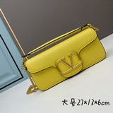 Valentino2023早春系列# 經典包袋升級，占據街頭焦點。标志性鉚釘點