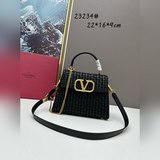 配盒Valentino 春夏托特包系列～ 托特包采用天然七彩編織打造，