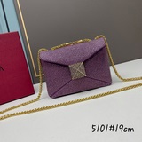 配盒Valentino新款首發ONE STUD小號萊茵石刺繡手袋。正面超大鉚釘