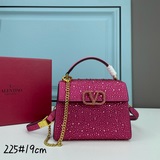 配盒Valentino Garavani VSLING 迷你手提包，通體覆滿施華