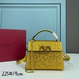 配盒Valentino Garavani VSLING 迷你手提包，通體覆滿施華