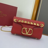 Garavani Stud Sign 軟羊革肩背包，裝飾金屬質感 VLogo S