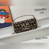 valentino Garavani V3D刺繡字母布料手袋，裝飾金屬VLogo