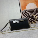 大號   Valentino Garavani Rockstud 采用進口牛皮手