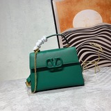 Valentino 全新2023  VSling 手袋，以簡約大方的立體外觀搭配
