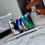 Versace/範思哲2010新秋冬單間女包，采用牛皮制成，大膽印花設計，搭配希