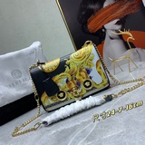 Versace/範思哲2010新秋冬單間女包，采用牛皮制成，大膽印花設計，搭配希