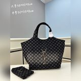 跑量款y11650630.0 代購版  随着“小廢包”風潮的崛起，各大品牌包包