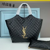 随着“小廢包”風潮的崛起，各大品牌包包尺寸越做越小，時尚潮人們背着它們凹造型的同