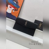 魚子醬 uptown_新品手拿包 （配盒子）最經典的标志性金屬logo，牛皮材
