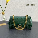 Balenciag     B家重磅推出沙漏鍊條斜挎包，外觀呈現一輪半月狀，上