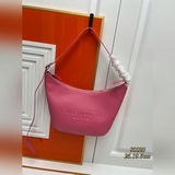 、Balenciag23年新款腋下包 全包采用小牛皮材質，超級柔軟超有質感 肩