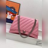 Balenciaga巴黎世家 crush鍊條包經典沙漏輪廓卻又像枕頭般柔軟，