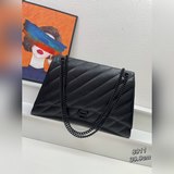 Balenciaga巴黎世家 crush鍊條包經典沙漏輪廓卻又像枕頭般柔軟，