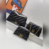 【頭層皮】 Balenciag*最新 Crush 包款強勢登場！高級感滿滿上身